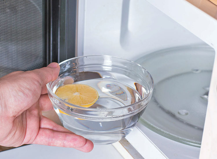 Помыть СВЧ-печь с лимоном